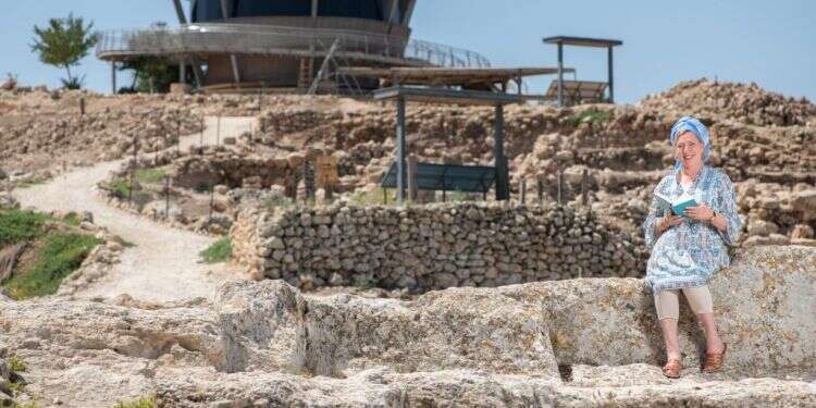 מומלץ לגעת במוצגים. אליענה פסנטין על רקע מגדל הרואה. צילום: שריה דיאמנט