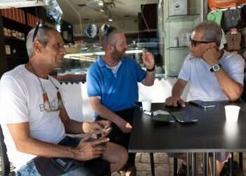 פנקס הבוחרים: האם אתם ישנים טוב בלילה כשלפיד עונה לטלפון האדום?