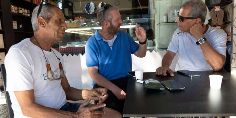 דעת קהל ברחוב חיים עוזר בפתח תקווה. צילום: יוסי אלוני פנקס הבוחרים: האם אתם ישנים טוב בלילה כשלפיד עונה לטלפון האדום?