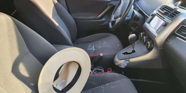 רכבם של תום ושיר לב לאחר פגיעת האבן. צילום: דוברות בנימין