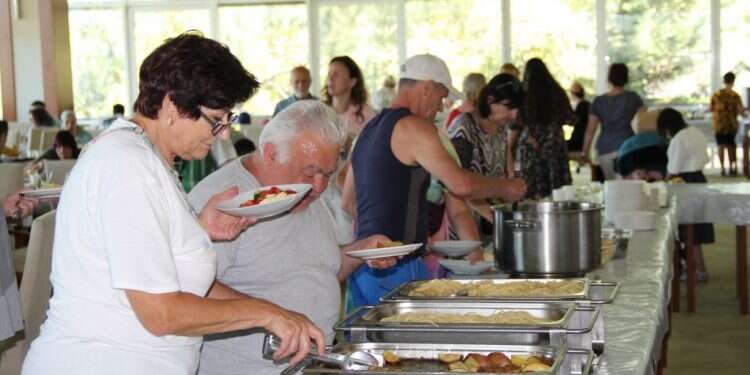 רוחצים באגם בלטון. צילום: רחלי מלק־בודה "יום אחד שפוי": ביקור בכפר הנופש לפליטים יהודים בהונגריה