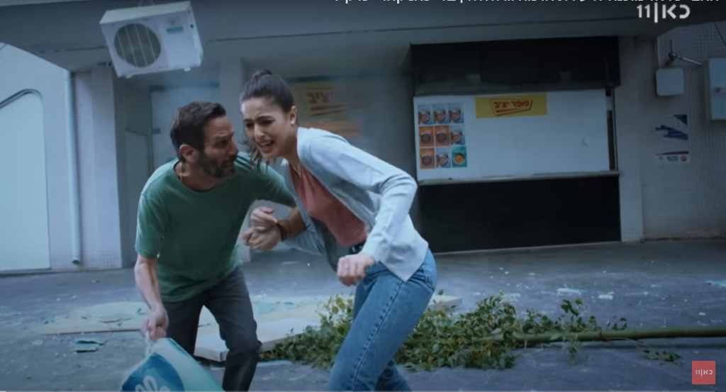 בלי פאניקה. גורי אלפי ולוסי איוב. צילום מסך מתוך: כאן 11