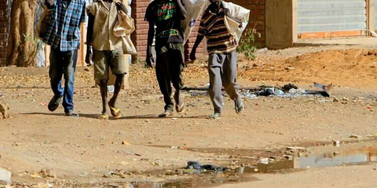 ילדי הרחוב נאלצים להפוך בעל כורחם למקבצי נדבות נערים בחרטום, סודן 2011. צילום: AFP