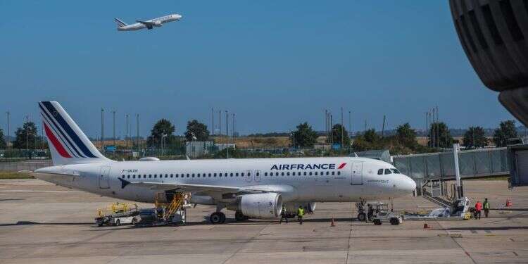 מטוס אייר פראנס, אילוסטרציה. צילום: EPA לא רק בישראל: טייסי אייר פראנס התקוטטו באוויר והושעו מתפקידם