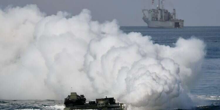 כלי התקיפה האמפיבי של טייוואן AAV7 מתמרן על פני הים מול ספינת נחיתה של טנקים מסוג ניופורט במהלך התרגיל הצבאי השנתי של טייוואן המדמה תגובה לתקיפת אויבים על מטרות מרכזיות. קרדיט: EPA מבצר טאיוואן: איך טאיפיי מתוכננת להילחם בפלישה סינית – ולנצח