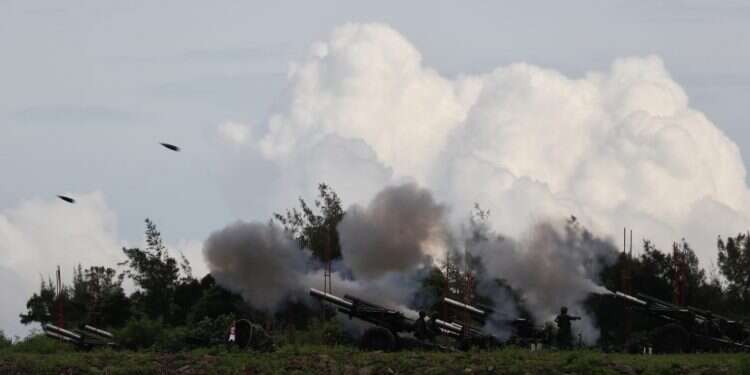 תרגיל ארטילרי של צבא טאיוואן, בהיערכות לפלישה סינית אפשרית, אוגוסט 22'. תצילום:  אי.פי.איי טאיוואן מפצירה בעולם ללמוד ממקרה אוקראינה: "סייעו לנו לפני פלישתה של סין, לא אחריה"