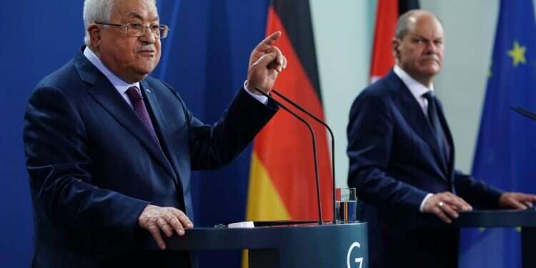 אבו מאזן עם קנצלר גרמניה. צילום: AFP מורשת של אנטישמיות: זילות השואה של אבו־מאזן השבוע אינה מעידה חד־פעמית