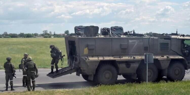 כוחות רוסיים במחוז חרסון, בחודש מאי. צילום: AFP המלכוד של פוטין טמון במחוז חרסון האוקראיני, והוא טומן פח למערב