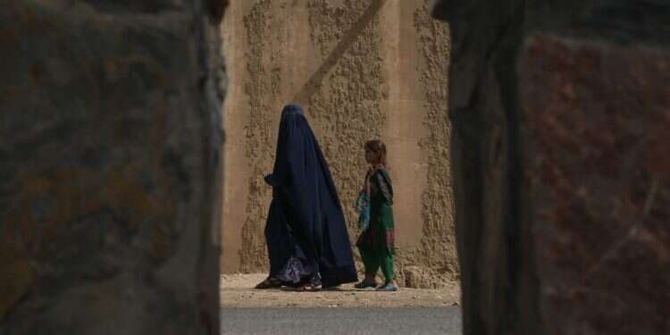 שנה לכיבוש אפגניסטן בידי הטליבאן: עוני, רעב והסתגרות מפני העולם