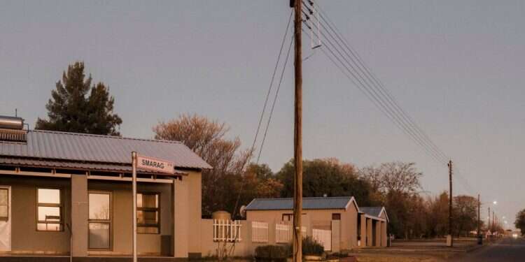 בתים בסגנון מסורתי ולבנים שעובדים גם במלאכת כפיים. אורניה. צילומים: איי.אף.פי
ערים ללבנים בלבד פורחות בדרום אפריקה