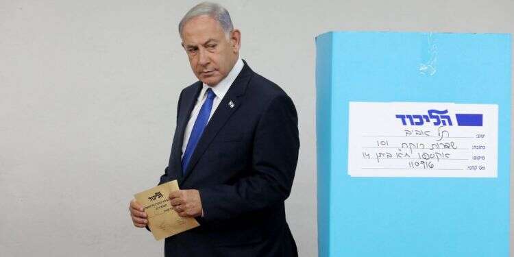 נתניהו מצביע בפריימריז הליכוד 2022. צילום: AFP "קיצונית, שובניסטית, מסוכנת, ביביסטאן": בקואליציה תוקפים את רשימת הליכוד