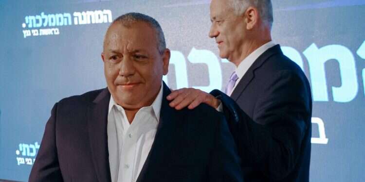 איזנקוט וגנץ. צילום: AFP הצפרדעים שסער נאלץ לבלוע: הופעת הבכורה של גדי איזנקוט