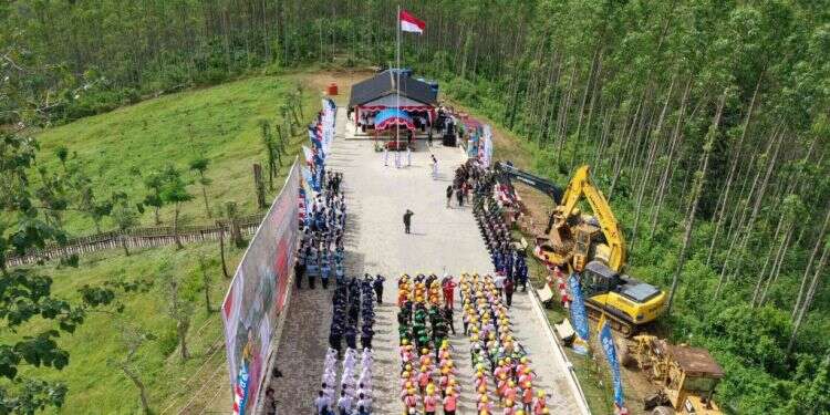 בנאי נוסנטרה בטקס יום העצמאות בעיר הנבנית בג'ונגל בבורנאו, שלשום. צילום: אי.פי.איי דקת דומייה ונאום נחרץ: חגיגות יום העצמאות של אינדונזיה צוינו לראשונה בבירה העתידית