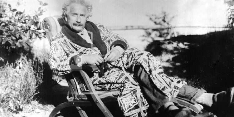 המדען בן ה- 49 בגינת ביתו במפרץ לובק. אלברט איינשטיין, 1928. צילום: AP יהודי, מאמין, אפילו ציוני: 5 "חלקיקים" מפתיעים מחייו של איינשטיין