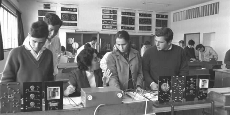 מייסדי הרשת שאפו לסגל את התלמידים לעולם המודרני. תלמידים במעבדה לפיזיקה בבית ספר אליאנס בתל־אביב צילום: פריץ כהן, לע כל ישראל חברים: הרשת שפעל בקהילות יהודיות בארצות האסלאם