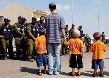 הפינוי במורג. צילום: מארק ניימן, לע 17 שנות זיכרון: "הַלֵּב נַעֲשָׂה בַּזֶּלֶת, וְהָרַגְלַיִם רוֹעֲדוֹת מֵחוֹל"