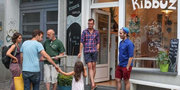 מסעדה ישראלית בברלין. למצולמים אין קשר לנאמר בכתבה. צילום: חן ליאופולד / פלאש 90 האם ישראלים שהיגרו למדינות אחרות מועדים להתבוללות?