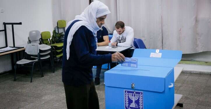 מצביעה ערבית בבחירות האחרונות. צילום: ג'מאל עוואד, פלאש 90 בחירות ערבים הצבעה החברה הערבית מצביעים