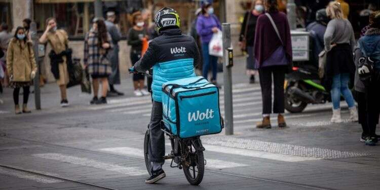 אלף ממתינים בתור. שליח של וולט בירושלים. צילום: יונתן זינדל, פלאש 90