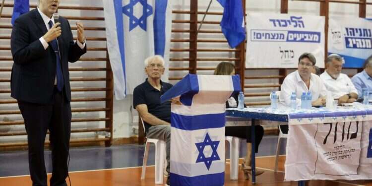 חברי הכנסת מיקי זוהר ואופיר אקוניס בכנס מתפקדים ביישוב בית־אריה בשומרון, בשבוע שעבר. צילום: פלאש 90 חמישה ימים לבחירות בליכוד, טרם פורסמה רשימת המתמודדים