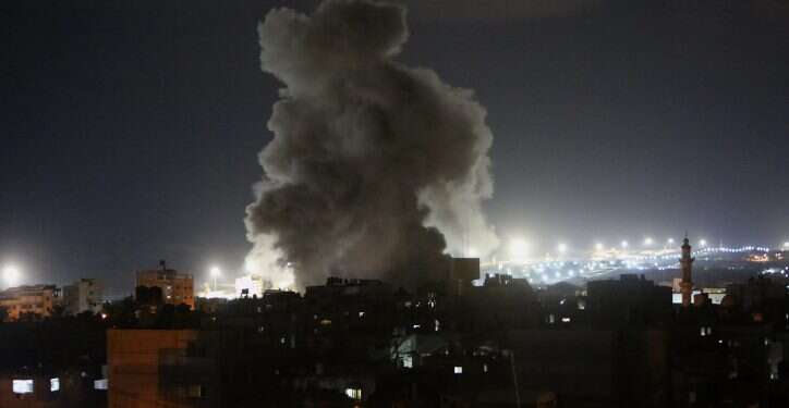 תקיפה ישראלית ברצועת עזה, אמש. צילום: עאבד רחים חטיב, פלאש 90 לשימוש חד פעמי