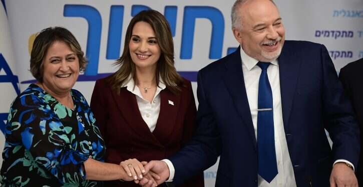 שר האוצר ליברמן,שרת החינוך שאשא-ביטון ויפה בן דוד בחתימת ההסכם עם הסתדרות המורים, באוגוסט 22'. צילום: תומר נויברג, פלאש 90 ליברמן אחרי ההסכם עם המורים: "בקושי רב השארנו את הפוליטיקה מחוץ לדלת"