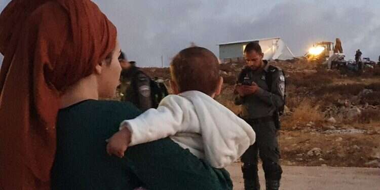 "עצוב ומכעיס": כוחות משטרה רבים הרסו את בתי רמת מגרון