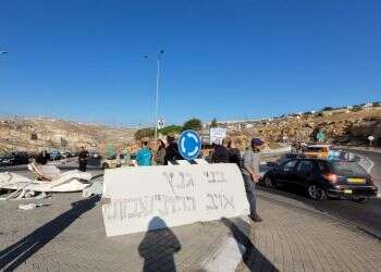 ההפגנה על כביש 60, סמוך לרמת מגרון הקמפיין של גנץ? פינוי שני תוך שבוע ברמת מגרון