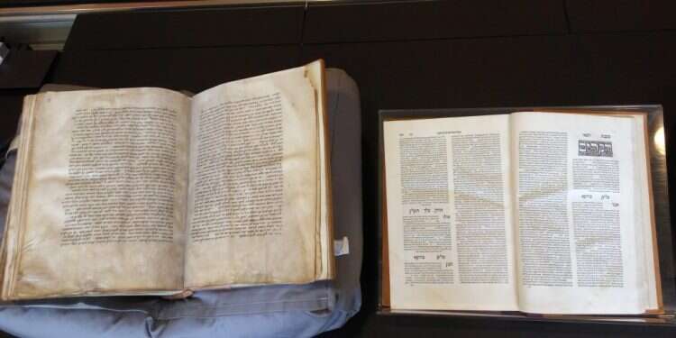 מימין: תלמוד ירושלמי, דפוס ונציה. משמאל: כתב יד ליידן מבפנים. צילום: יעקב צ' מאיר "נס היסטורי": ראשית הדפוס בעולם היהודי