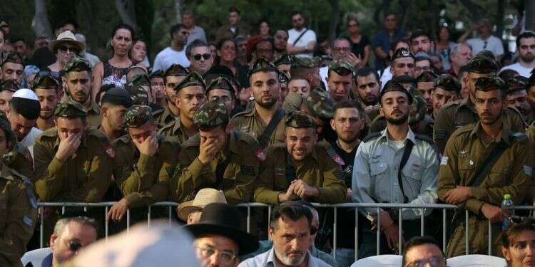 חבריו ליחידה בהלוויה. צילום: קוקו