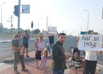 תושבי שדרות מפגינים: "המדינה נועלת אותנו בגלל כמה מחבלים, אנחנו אזרחים סוג ב'"