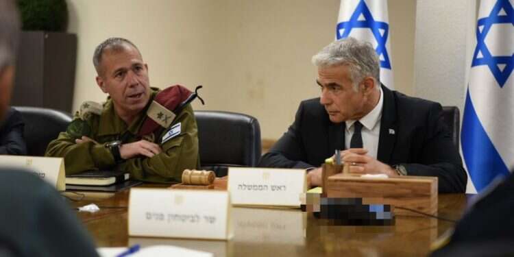 ראש הממשלה יאיר לפיד בהערכת מצב, בקריה בתל-אביב. קרדיט: קובי אלקוצר/ לע מבצע "עלות השחר": סוף שבוע של לחימה בדרום