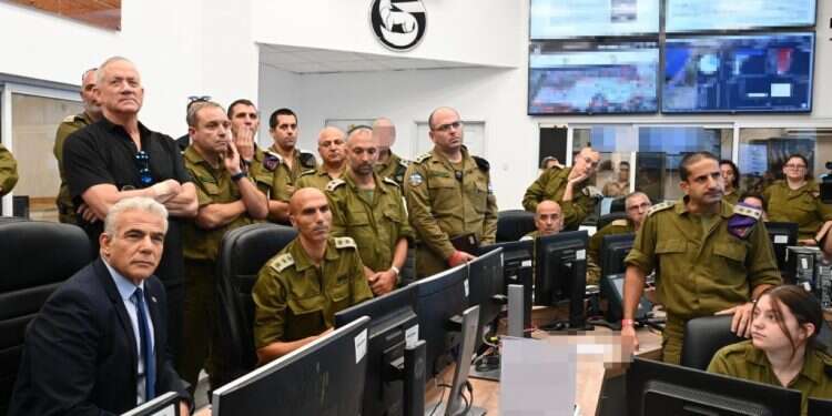 ראש הממשלה יאיר לפיד ושר הביטחון בני גנץ בביקורם בפיקוד דרום. קרדיט: חיים צח /לע