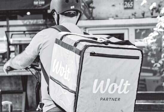 שליח של חברת וולט. צילום: צילום: גדעון מרקוביץ' להרוג את השליח: החירות אינה הערך היחיד בכלכלה מתוקנת