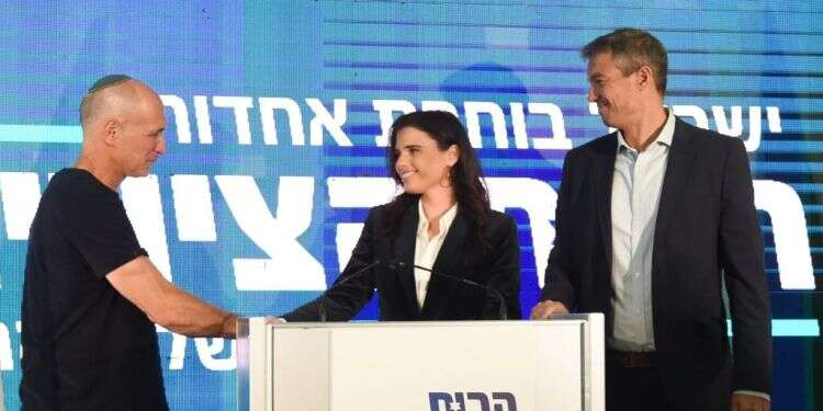 אמיתי פורת עם הנדל ושקד עם הצטרפותו למפלגת הרוח הציונית. צילום: ברני ארדוב - בנוביץ תקשורת אמיתי פורת מצטרף לרוח הציונית: "בכל הימין אין קול כזה"