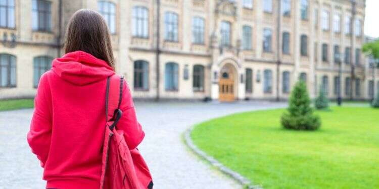 מסתגלים לבית ספר חדש. צילום: שאטרסטוק הסתגלות לבית ספר חדש