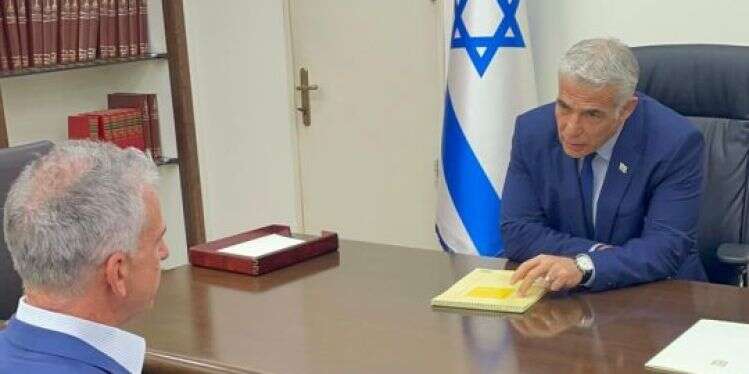 גורם מדיני בכיר: אין מתיחות בין לפיד לראש המוסד