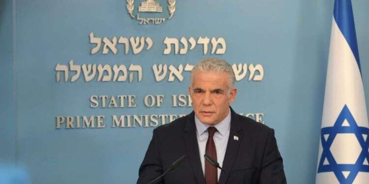 גורם מדיני בכיר: אין מתיחות בין לפיד לראש המוסד