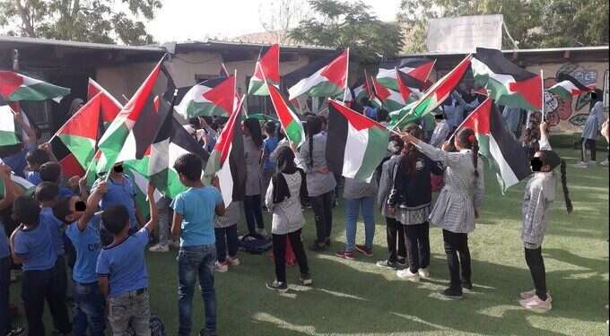 הסתה ותמיכה בטרור בבית הספר בחאן אל אחמר. ארכיון תלונה נגד מורים בחאן אל אחמר בגין תמיכה בטרור