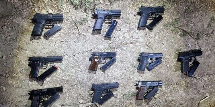 כלי נשק בלתי חוקיים שנתפסו בגבול. צילום: דוברות המשטרה גבולות המדינה הפכו לצירי הברחות מאות כלי נשק בשנה