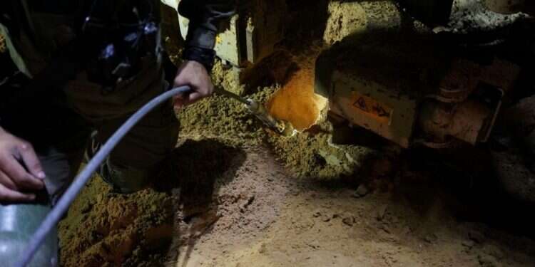 הטיפול במנהרה. צילום: דובר צה הותר לפרסום: צה"ל השמיד מנהרת טרור של חמאס