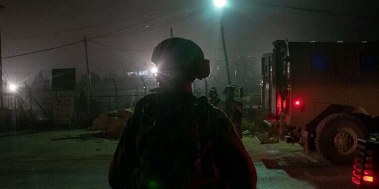 מעצר מחבלים, ארכיון. צילום: דובר צה המעצרים ביו"ש נמשכים: 19 פעילי טרור נעצרו, נתפסו עשרות נשקים ואמל"ח