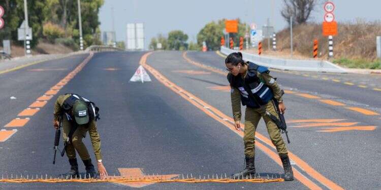 דוקרנים בכביש עוטף עזה. צילום: לירון מולדובן התמרמרות בעוטף עזה: "מרגישים במצור"