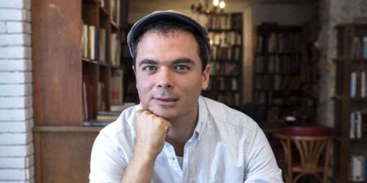 יוסי שוויג ואבינעם סטילמן (במחשב). צילום: אוליבייה פיטוסי, פלאש 90