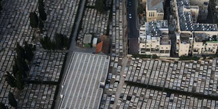 בית הקברות בסנהדריה. צילום: נתי שוחט, פלאש 90 קברן בעיר של קודש: לגבי שיינין יש סיפורים לספר לכולנו