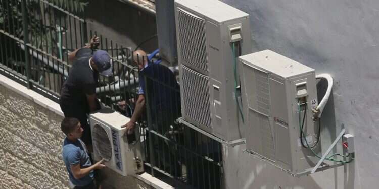 לחמם את הבית בחורף בלי להיכנס למינוס: כל הטיפים לחיסכון בחשמל בזמן הסופה