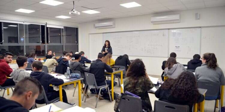 כיתת תיכון, אילוסטרציה. צילום: יוסי זליגר מבחן במה: תיאטרון יוצא דופן מחזיר את הצופים לטלטלה הרגשית של התיכון