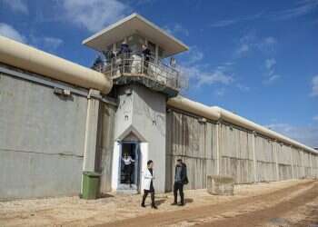 מפקד הכלא הודיע שלא יציית למפקדו הישיר – והוצא לחופשה