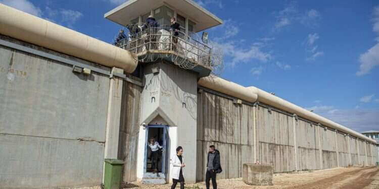 כלא גלבוע, אילוסטרציה. צילום: גיל אליהו-ג׳יני  
 מפקד הכלא הודיע שלא יציית למפקדו הישיר – והוצא לחופשה