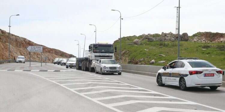 כביש 60, באזור בנימין. צילום: מרים צחי צירים אדומים: במחוז ש"י מנסים למנוע את התאונה הבאה